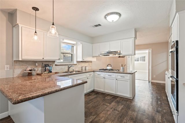 301 Mimosa Drive, Hitchcock, TX 77563