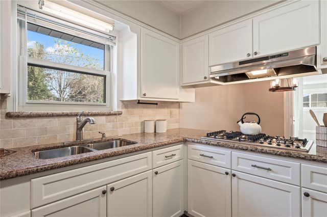 301 Mimosa Drive, Hitchcock, TX 77563