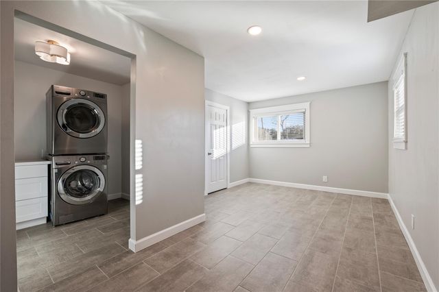 301 Mimosa Drive, Hitchcock, TX 77563