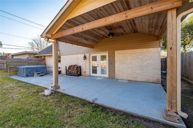 301 Mimosa Drive, Hitchcock, TX 77563
