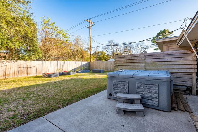 301 Mimosa Drive, Hitchcock, TX 77563