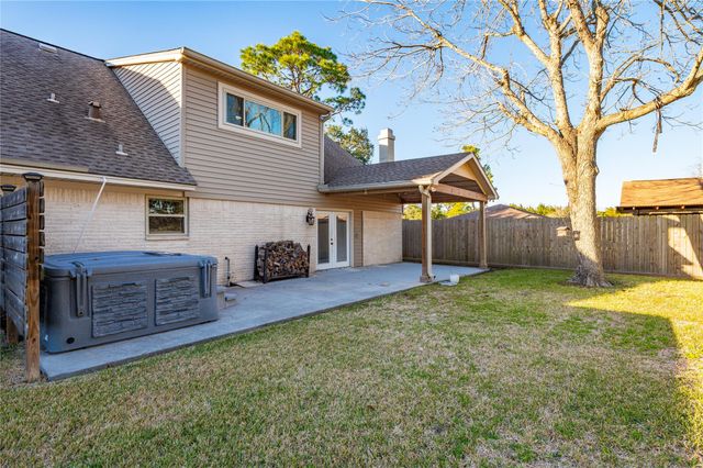 301 Mimosa Drive, Hitchcock, TX 77563