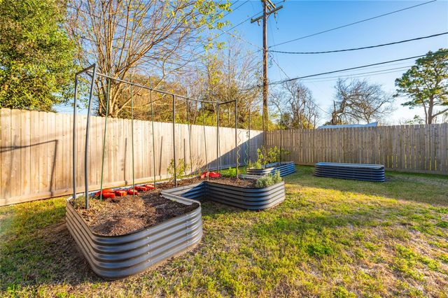 301 Mimosa Drive, Hitchcock, TX 77563