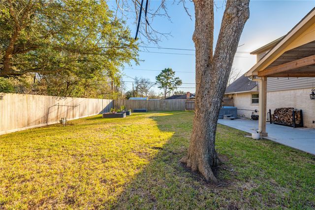 301 Mimosa Drive, Hitchcock, TX 77563