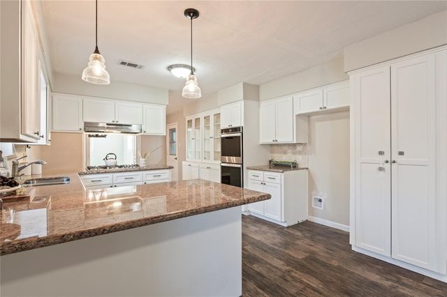 301 Mimosa Drive, Hitchcock, TX 77563