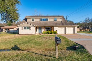 301 Mimosa Drive, Hitchcock, TX 77563