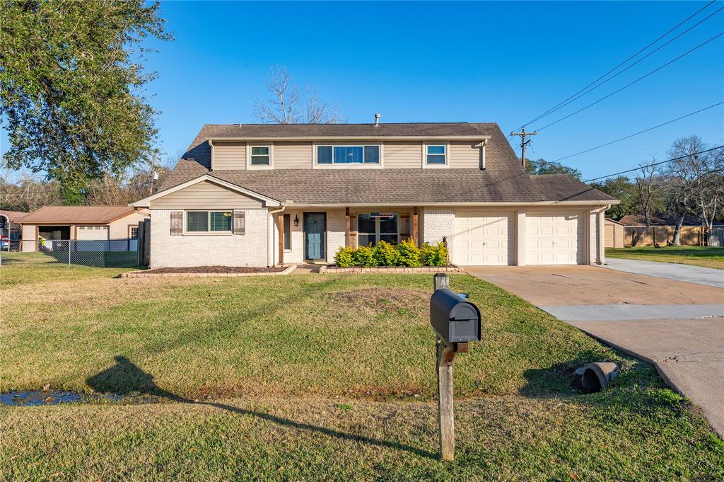 301 Mimosa Drive, Hitchcock, TX 77563