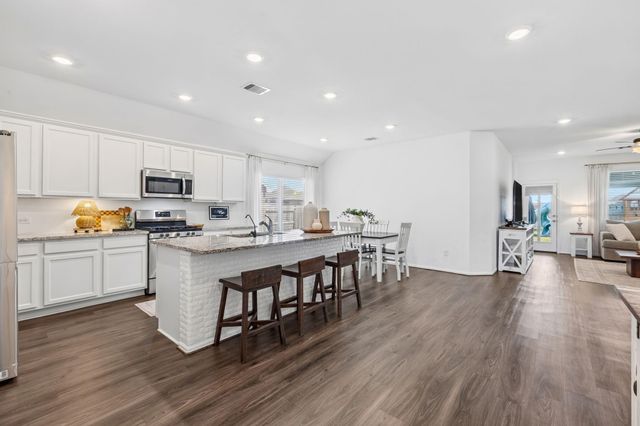 7106 Hillside Avenue, Mont Belvieu, TX 77523
