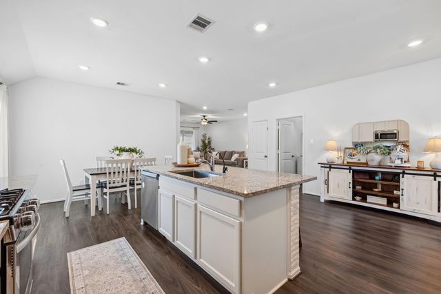 7106 Hillside Avenue, Mont Belvieu, TX 77523