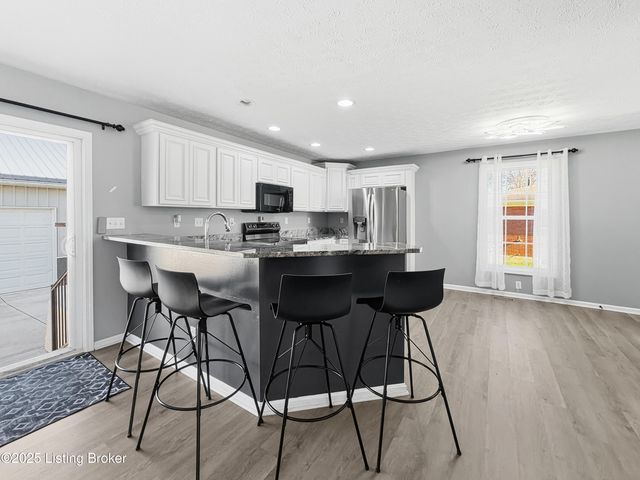 6703 N North Dr, Louisville, KY 40272