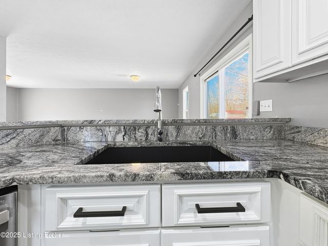 6703 N North Dr, Louisville, KY 40272