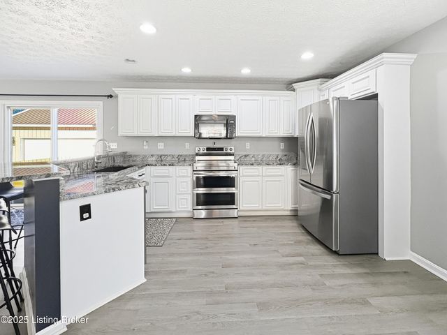 6703 N North Dr, Louisville, KY 40272