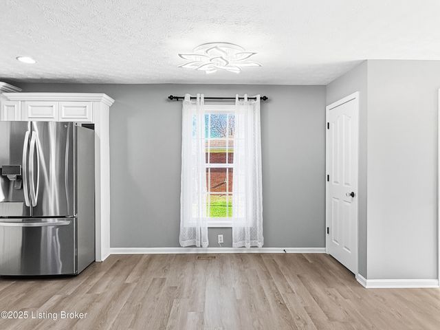 6703 N North Dr, Louisville, KY 40272