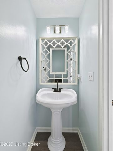 6703 N North Dr, Louisville, KY 40272