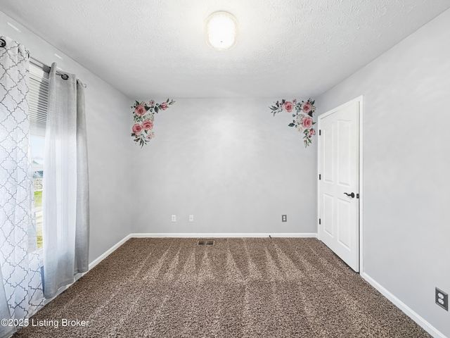 6703 N North Dr, Louisville, KY 40272