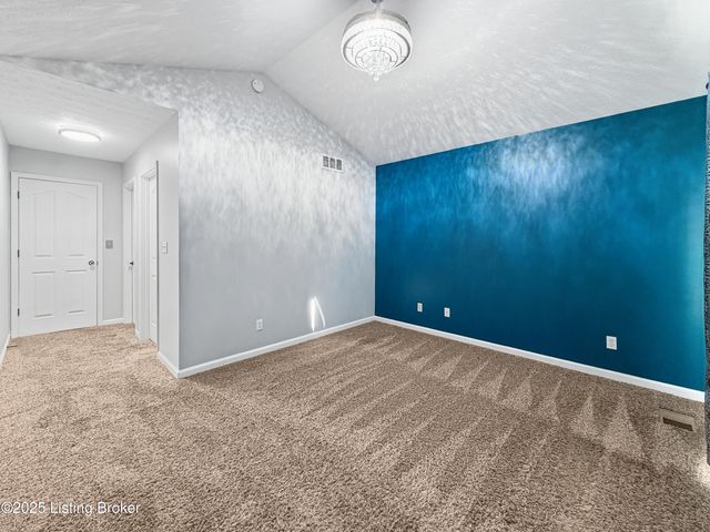 6703 N North Dr, Louisville, KY 40272