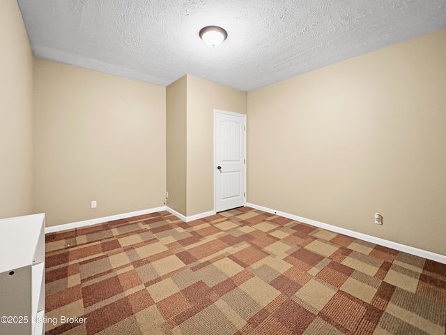 6703 N North Dr, Louisville, KY 40272