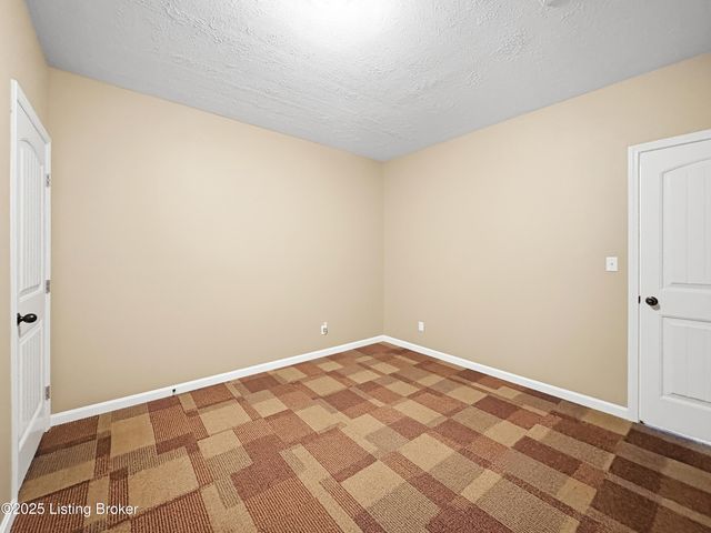 6703 N North Dr, Louisville, KY 40272