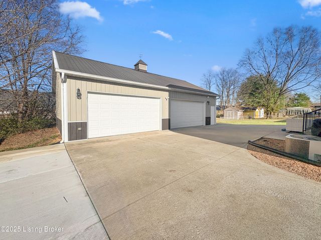 6703 N North Dr, Louisville, KY 40272