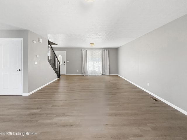 6703 N North Dr, Louisville, KY 40272