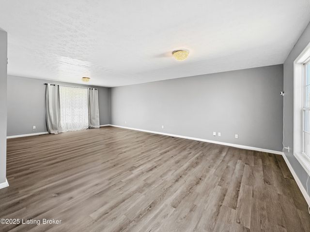 6703 N North Dr, Louisville, KY 40272