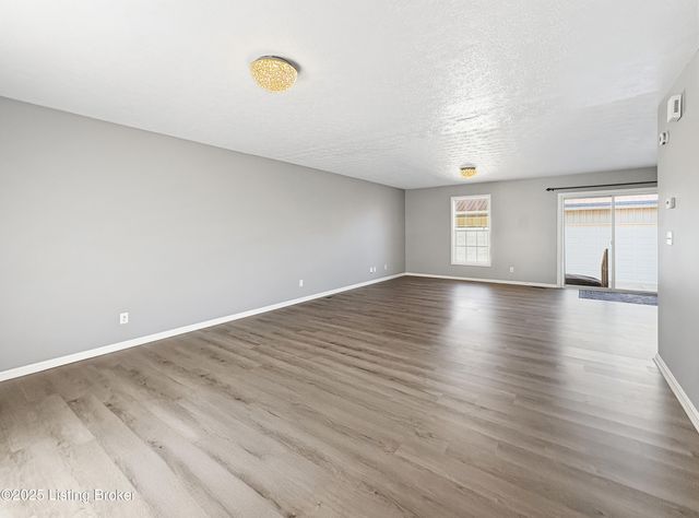 6703 N North Dr, Louisville, KY 40272