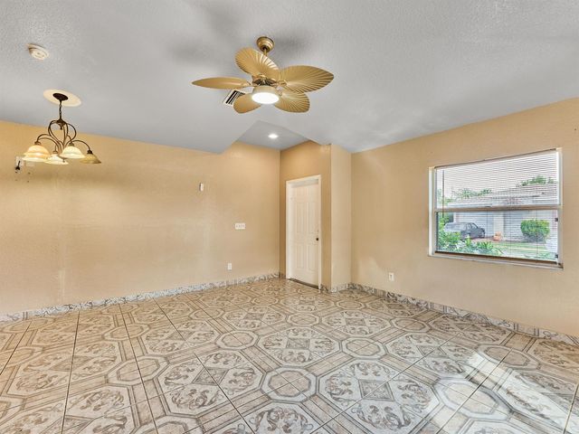 556 E Ridge Cir Circle N, Boynton Beach, FL 33435
