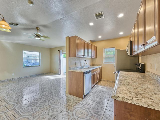 556 E Ridge Cir Circle N, Boynton Beach, FL 33435