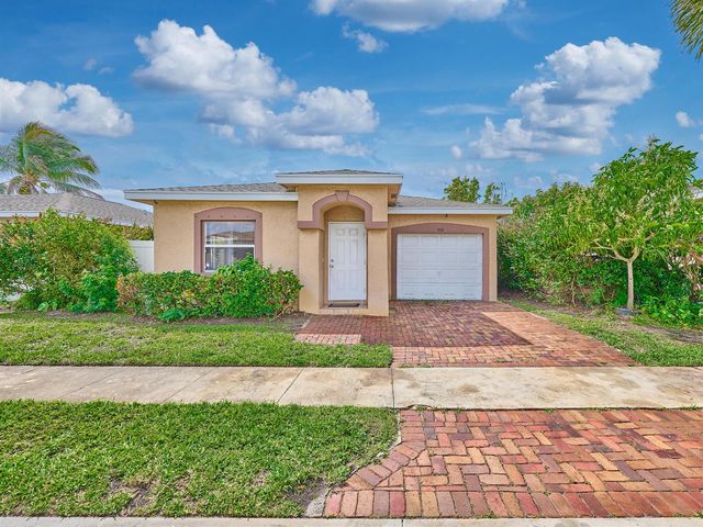 556 E Ridge Cir Circle N, Boynton Beach, FL 33435