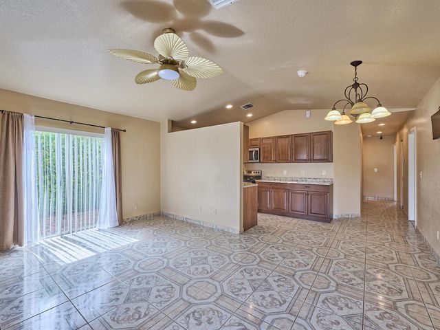 556 E Ridge Cir Circle N, Boynton Beach, FL 33435