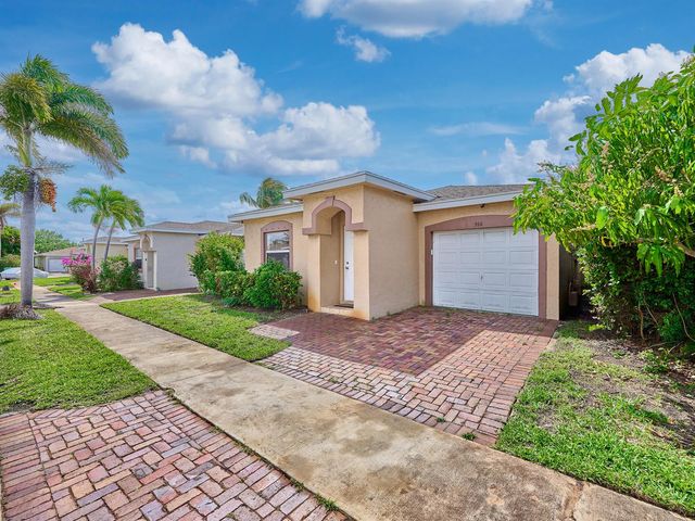 556 E Ridge Cir Circle N, Boynton Beach, FL 33435