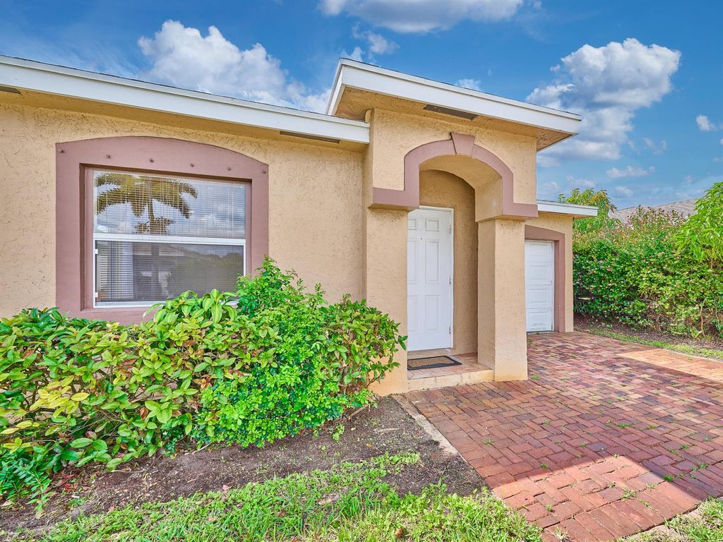 556 E Ridge Cir Circle N, Boynton Beach, FL 33435