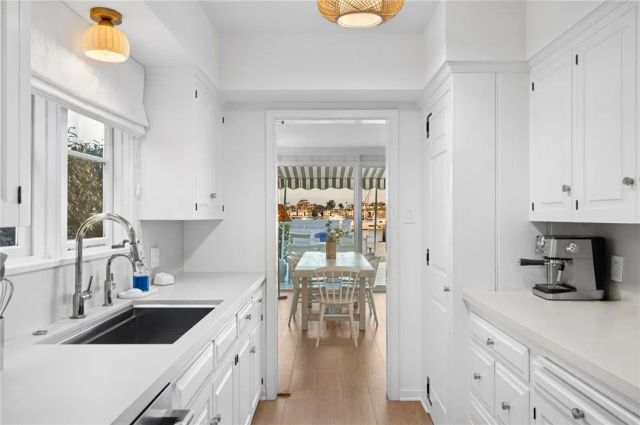 1411 E Bay, Newport Beach, CA 92661