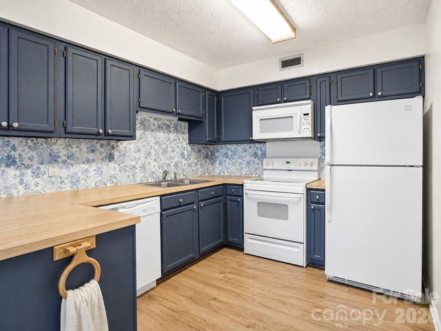 1330 5th Street NE 131, Hickory, NC 28601