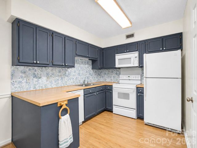 1330 5th Street NE 131, Hickory, NC 28601