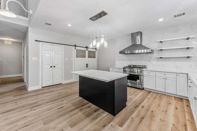 50 Hunters Creek Drive, Huntsville, TX 77340