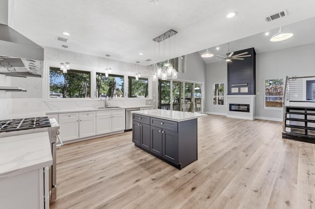 50 Hunters Creek Drive, Huntsville, TX 77340