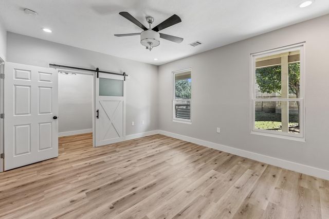 50 Hunters Creek Drive, Huntsville, TX 77340