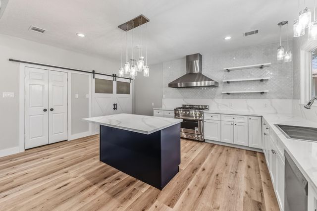 50 Hunters Creek Drive, Huntsville, TX 77340