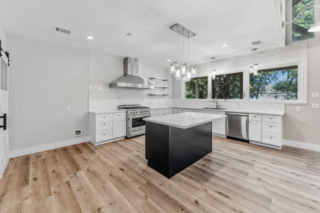 50 Hunters Creek Drive, Huntsville, TX 77340