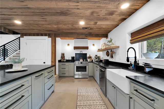 8442 E McNelly Road, Bentonville, AR 72712