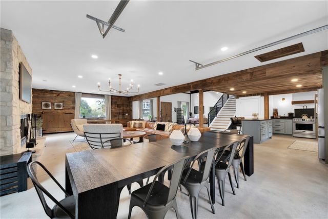 8442 E McNelly Road, Bentonville, AR 72712