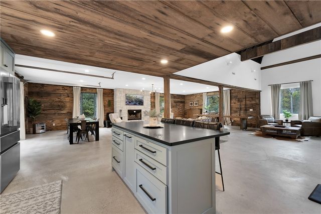 8442 E McNelly Road, Bentonville, AR 72712