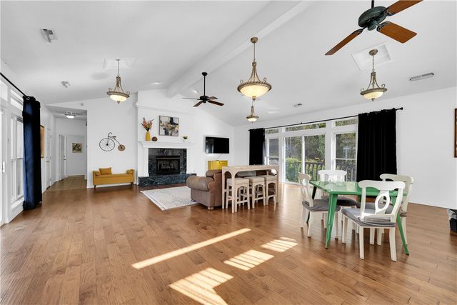 8442 E McNelly Road, Bentonville, AR 72712