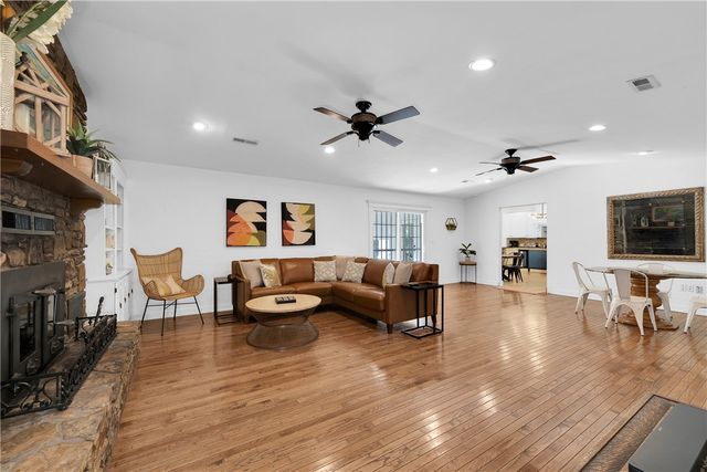 8442 E McNelly Road, Bentonville, AR 72712