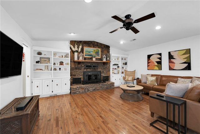 8442 E McNelly Road, Bentonville, AR 72712