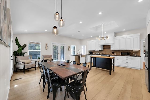 8442 E McNelly Road, Bentonville, AR 72712