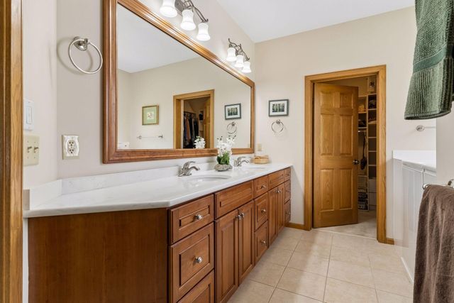 9755 Wedgewood Circle, Woodbury, MN 55125