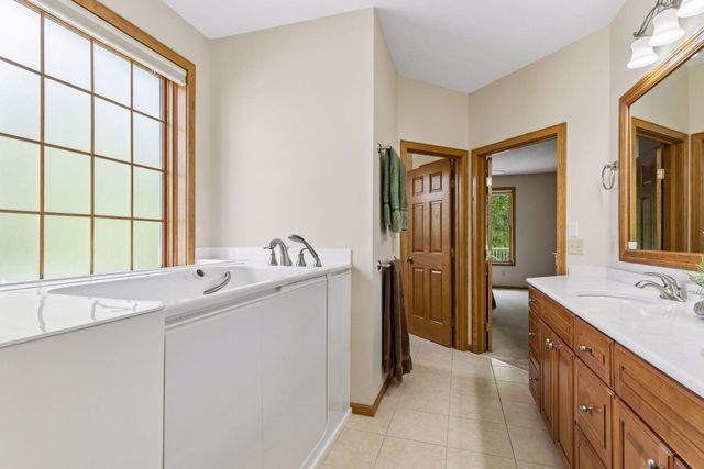 9755 Wedgewood Circle, Woodbury, MN 55125