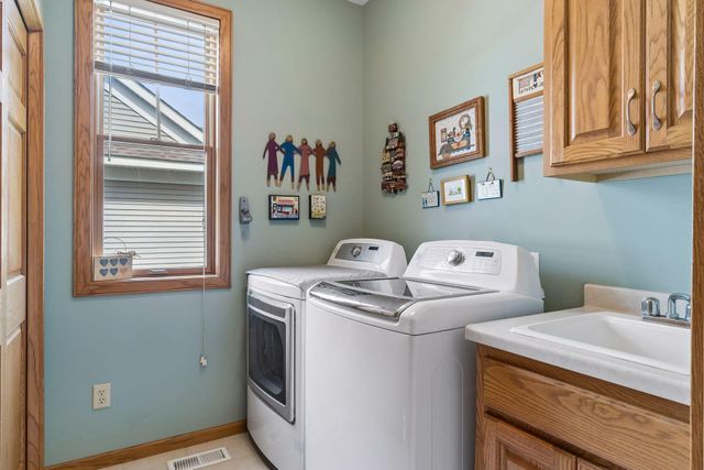 9755 Wedgewood Circle, Woodbury, MN 55125